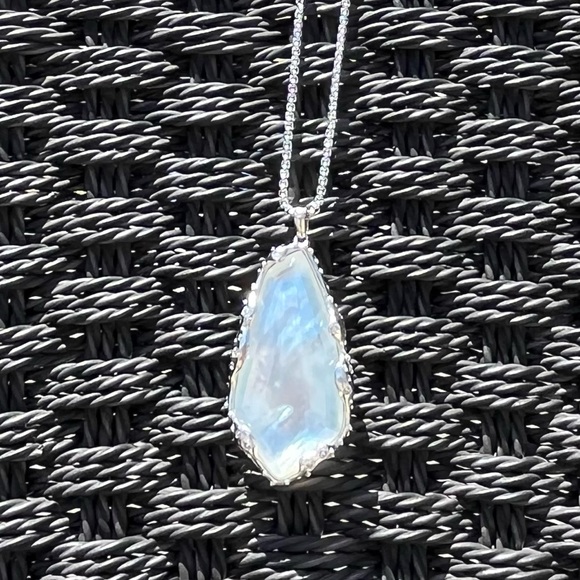 Kendra Scott Jewelry - KENDRA SCOTT Zayne Necklace Mother of Pearl, Silver Tone